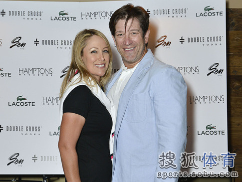 组图:高龄美女科尔升级为母亲 爱子代孕而得5