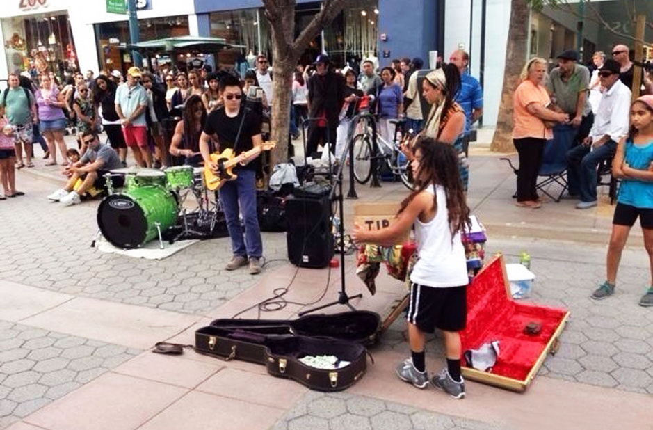 《好声音》第一季冠军梁博美国街头献唱