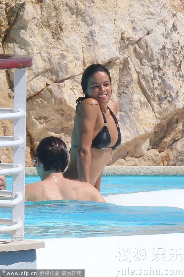 超模身穿黑色比基尼图片