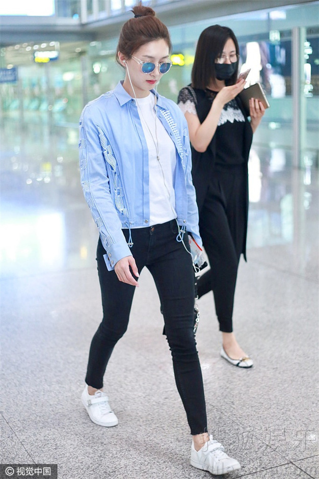 江疏影现身机场少女力max 清新打扮撇嘴卖萌