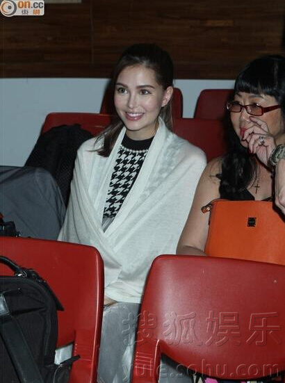 昆凌挺孕肚现身好友婚礼 称没忌口也没孕吐