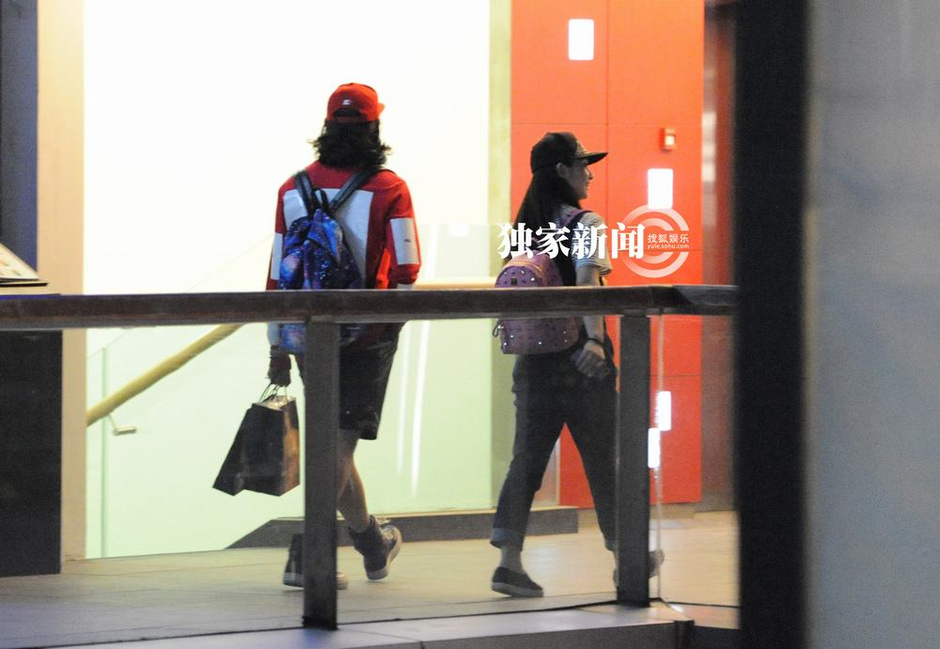 独家:霍尊携清纯美女逛街 初卷珠帘疑新女友