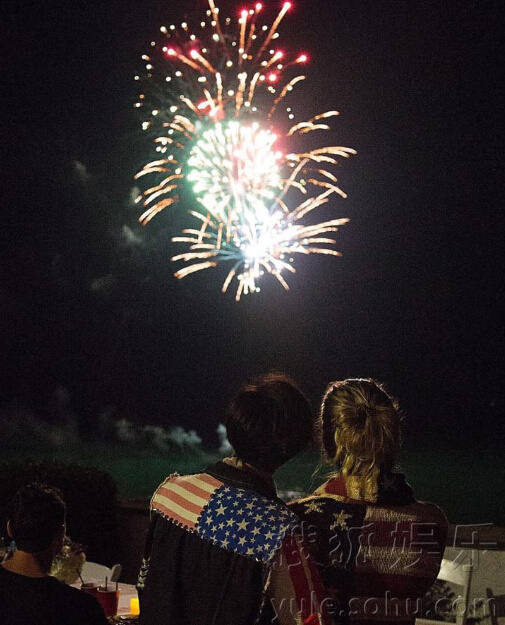 蹭红毯算什么!快来看明星怎么蹭美国国庆日85