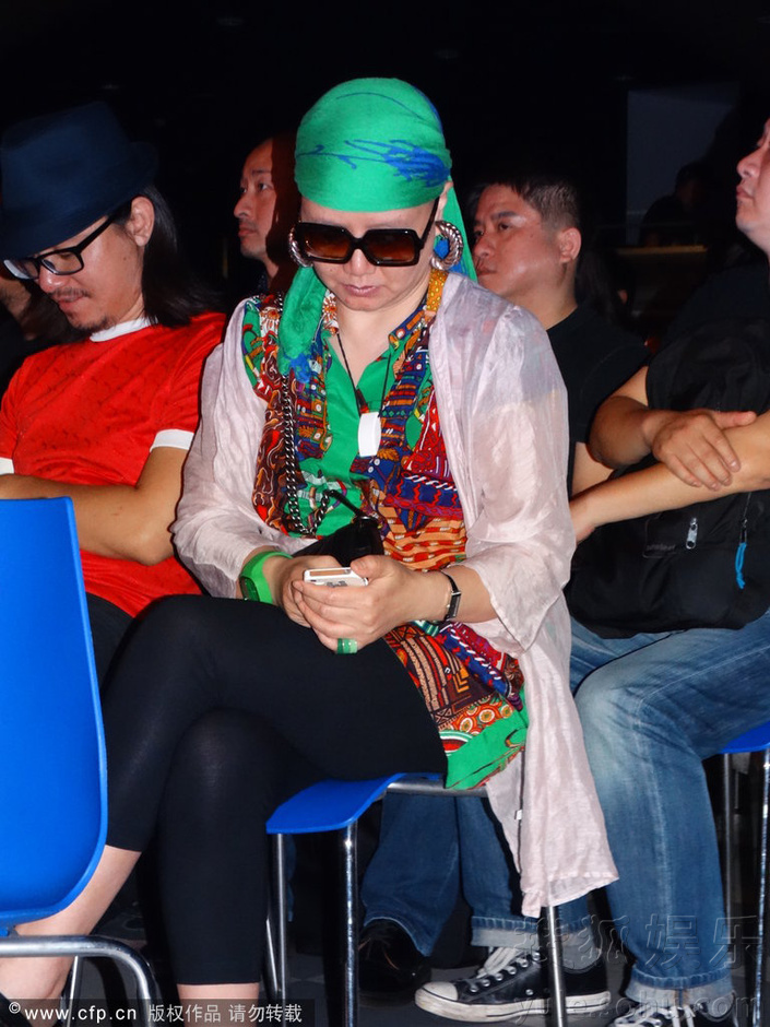 刘欢现身发布会频狂笑 妻子潮装陪同玩手机解