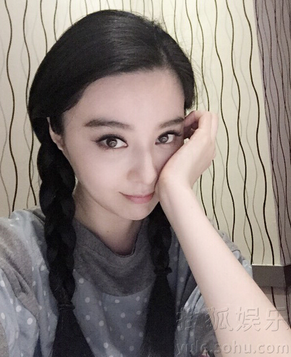 范冰冰深夜晒照自嘲数学不好 妆容精致红唇抢