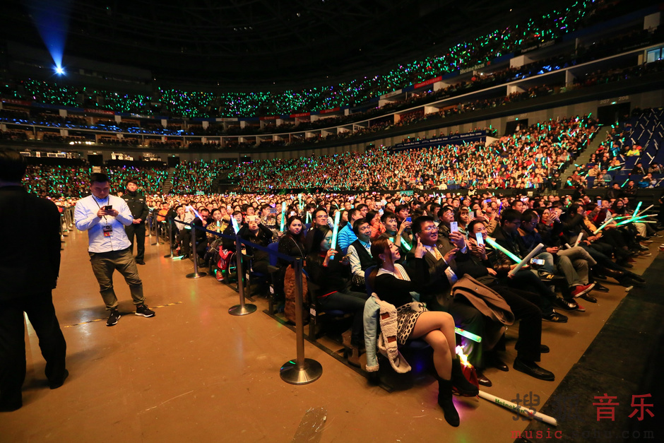 陈慧娴30周年演唱会上海落幕 穿猫女装载歌载