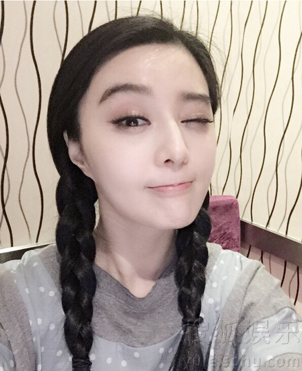 范冰冰深夜晒照自嘲数学不好 妆容精致红唇抢