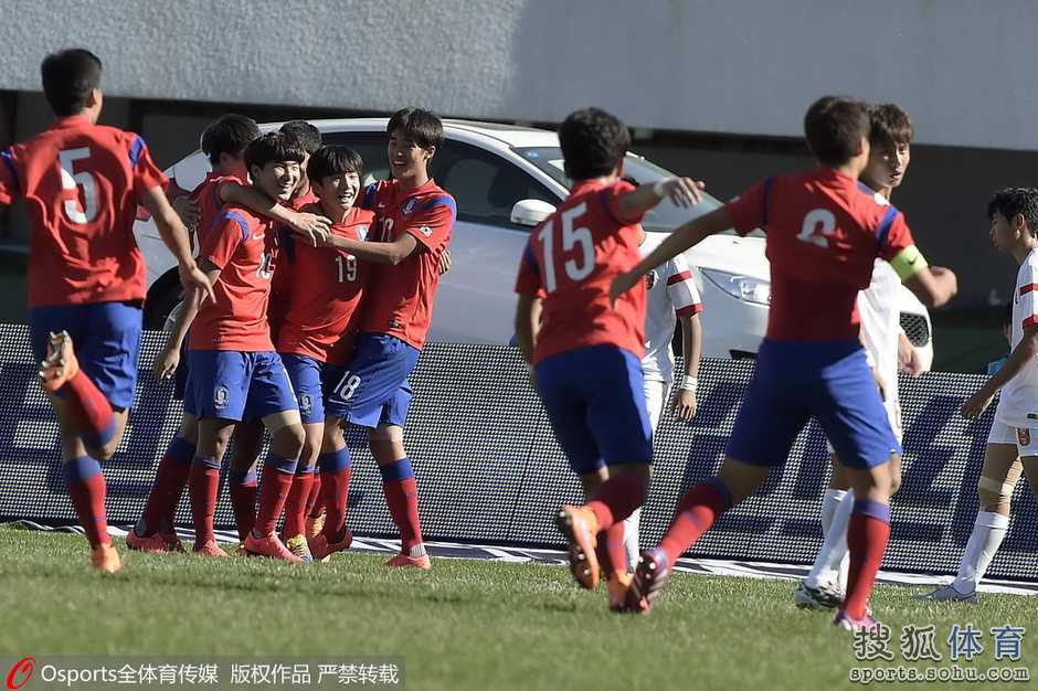 表情图:U16国足0-4韩国众将叉腰高清略显无奈表情包辛巴图片
