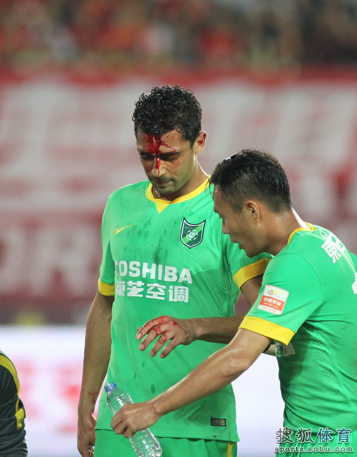 高清:埃神弹射破门亲吻纹身 曾诚复出勇猛不减