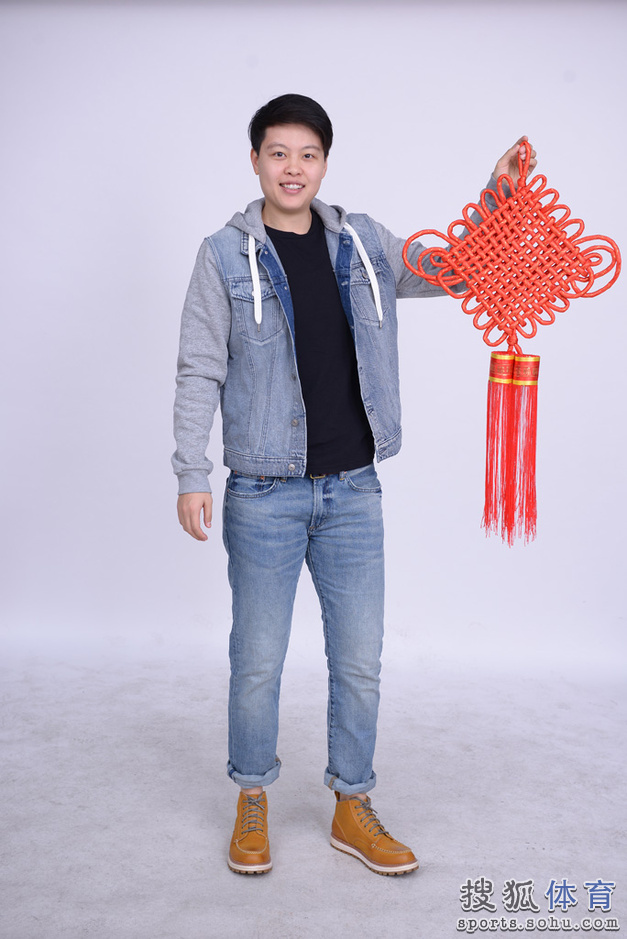 组图:广东女篮拍摄拜年写真 杨力维着裙装亮相