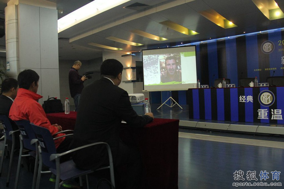 高清:10月19日中意传奇球星对抗赛 举行发布会