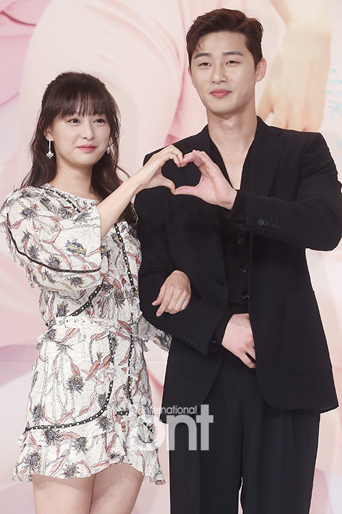 《三流之路》举行发布会 朴叙俊金智媛等出席