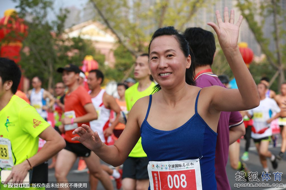 组图:2015首届 宁波国际马拉松  王军霞现身领跑