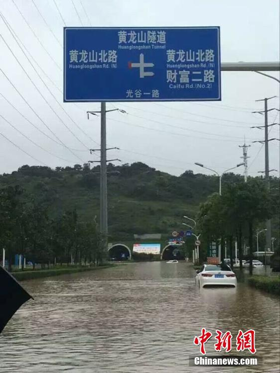 武汉发暴雨红色预警 多站地铁进水被淹 武汉黄龙山隧道被淹