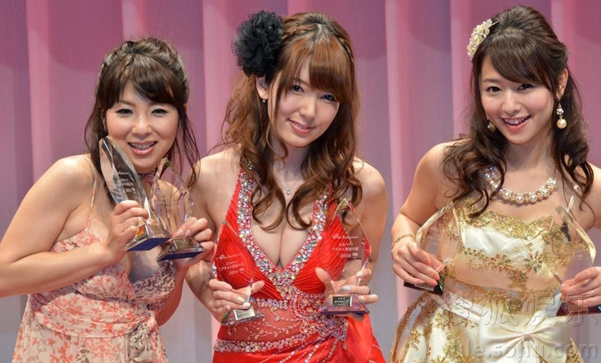 日本举办AV颁奖礼 波多野结衣爆乳领奖泣不成