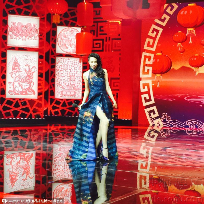春晚彩排刘德华一日游 莫文蔚掀裙秀美腿