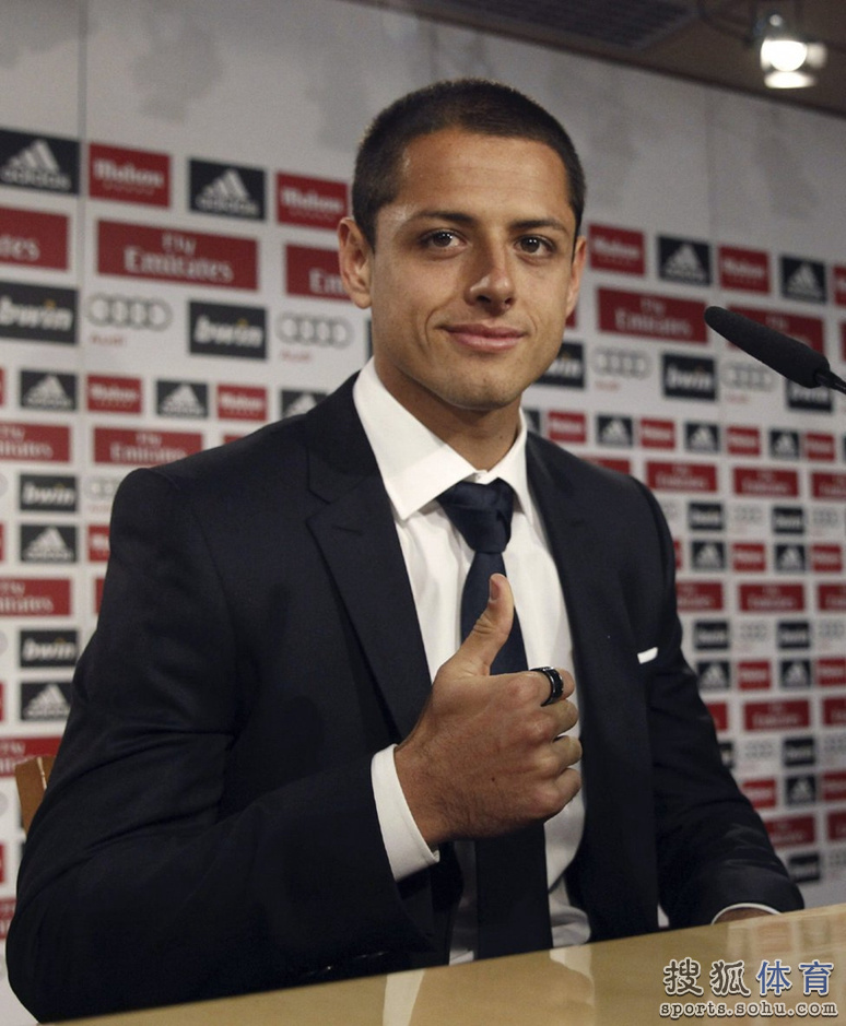 高清图:小豌豆参观皇马荣誉室 执14号战袍合影