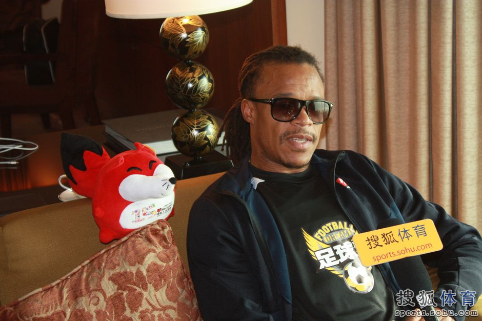 高清:搜狐专访野猪戴维斯 戴墨镜微笑摆弄狐狸