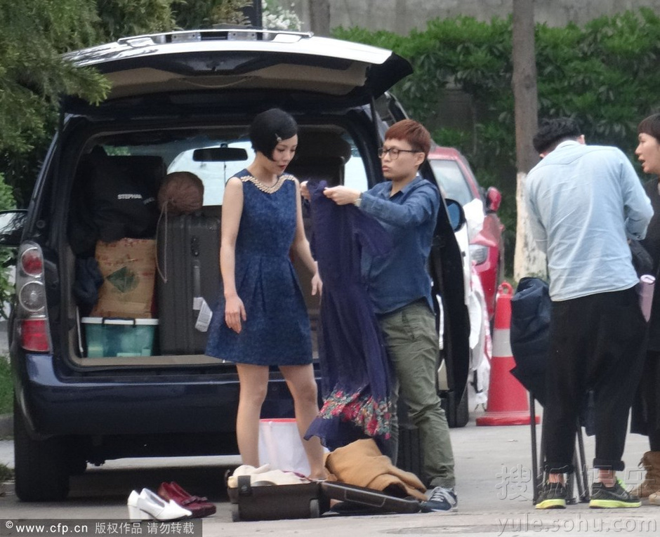 郭采洁金鸡独立换鞋 获多名助理做造型显大牌6545978-娱乐频道图片库-大视野-搜狐