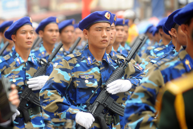 越南阅兵式彩排 女兵持枪亮相抢眼