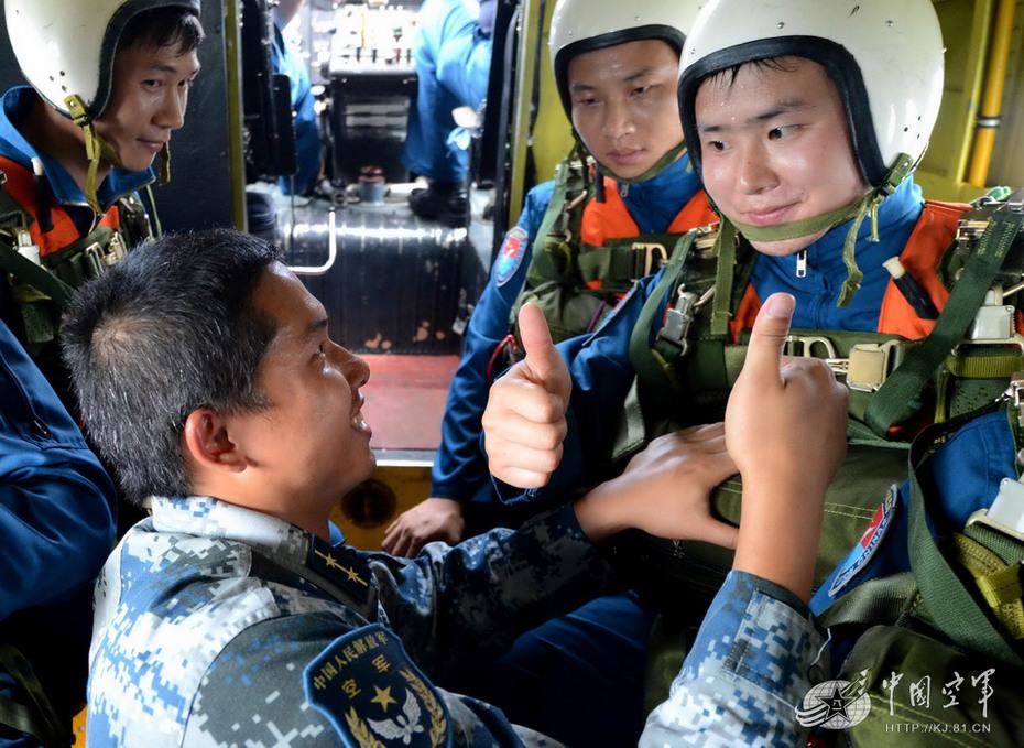 中国空军飞行员首次成建制训练海上跳伞救生