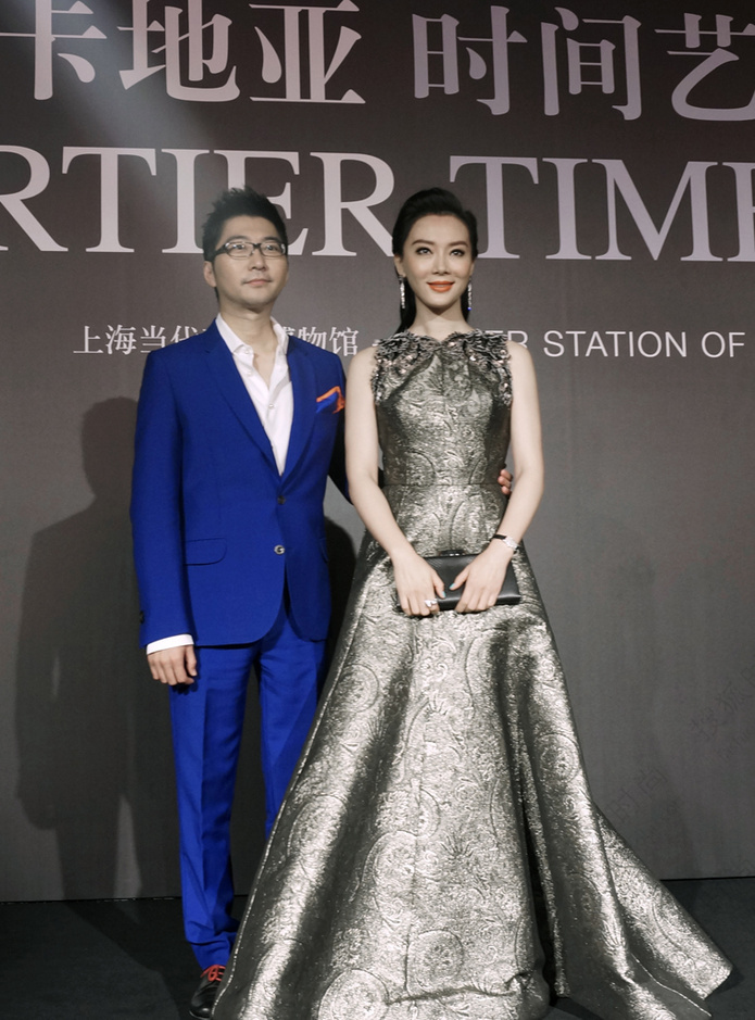 近日,演员陈数与钢琴家赵胤胤受邀出席卡地亚在上海举办的瞬息•永恒卡地亚时间艺术展,出席活动的还有刘德华、廖凡等。当晚陈数挽着赵胤胤,二人优雅的出现在活动现场,陈数身着高级定制礼服高贵典雅,赵胤胤则一身水蓝色西服气宇非凡,展览过程中,二人跟随卡地亚180余块钟表感受到了西方制表史的发展与变迁。