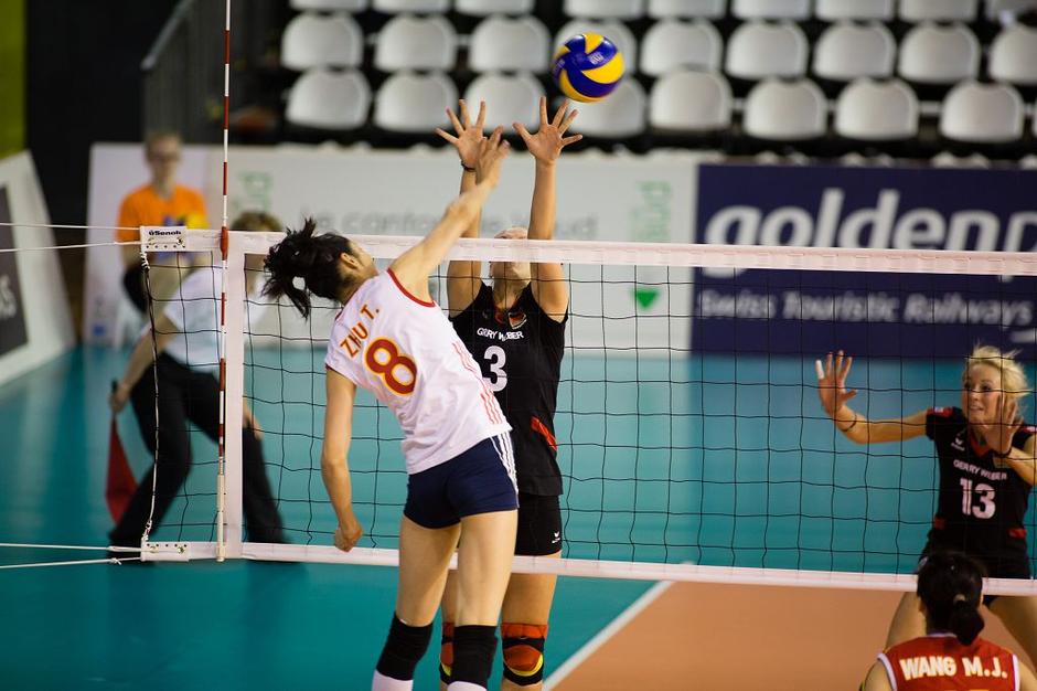 高清图:朱婷不惧拦网就是强突 谁的跳发这么炫