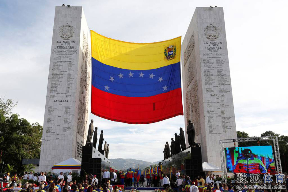 委内瑞拉总统接见国家队 交与国旗亲切拥抱(图