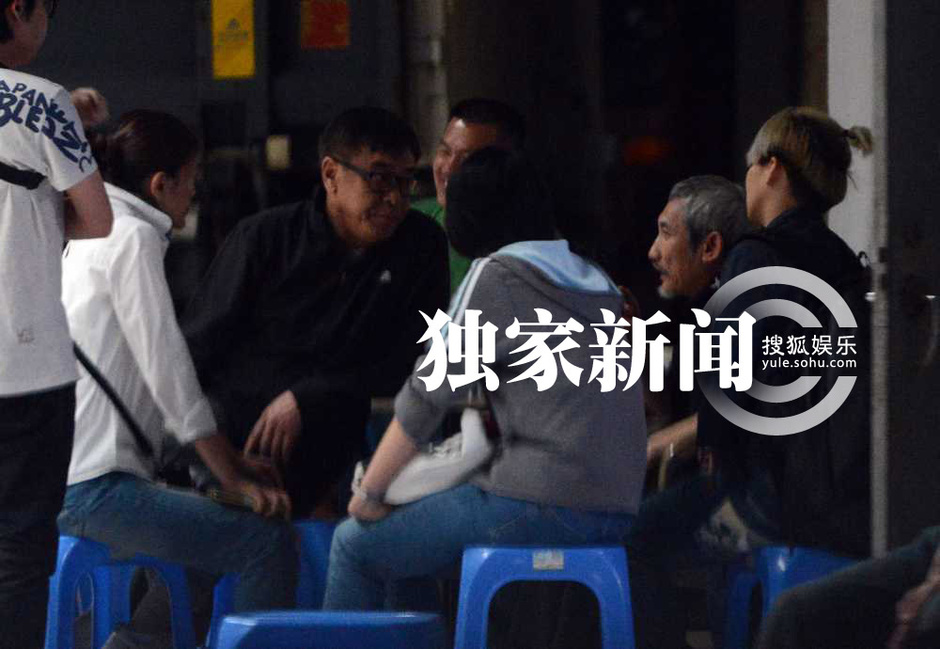 独家:尔冬升冒雨赶片场 徐克及小女友与其交谈