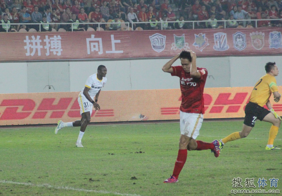 高清:高拉特造乌龙击掌卡帅 马祖攻破恒大指天