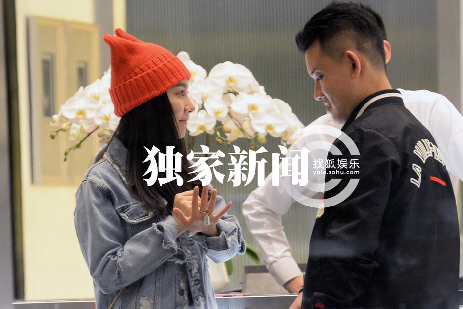 组图:李响孙骁骁秘密领证 甜蜜挑婚戒年内完婚