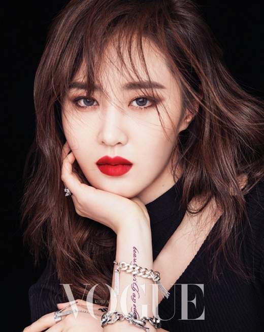 少女时代Yuri最新美妆画报 上演美唇诱惑_娱乐新闻
