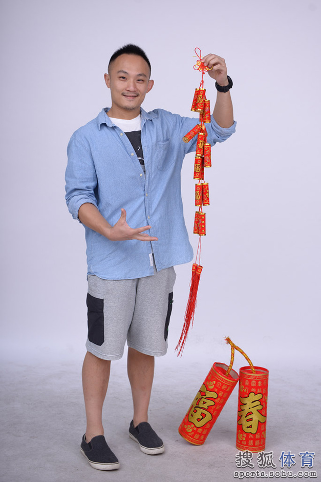 组图:广东女篮拍摄拜年写真 杨力维着裙装亮相