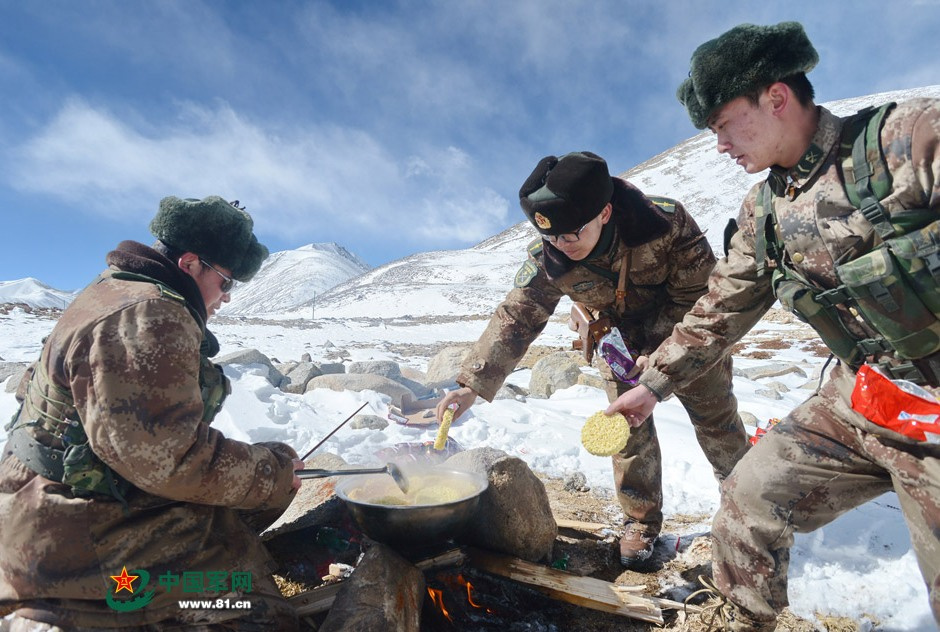 驻藏部队春节巡逻吃雪水泡面 连军犬都馋75