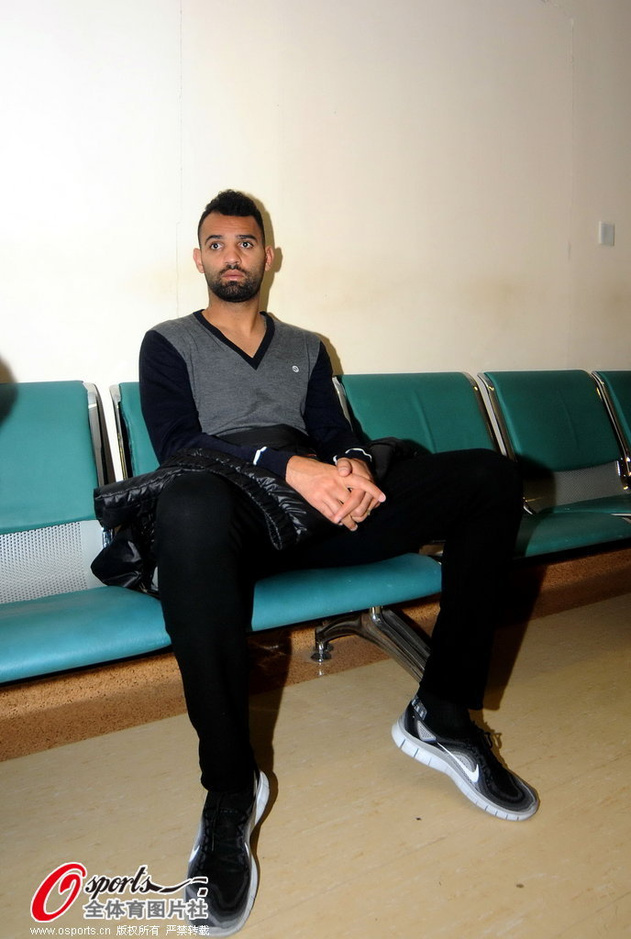 高清:鲁能队长抵南京进行体检 若通过将签舜天