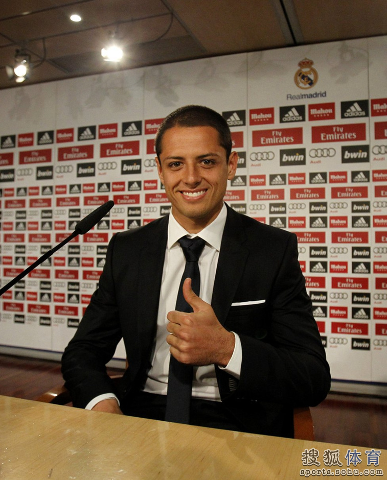 高清图:小豌豆参观皇马荣誉室 执14号战袍合影