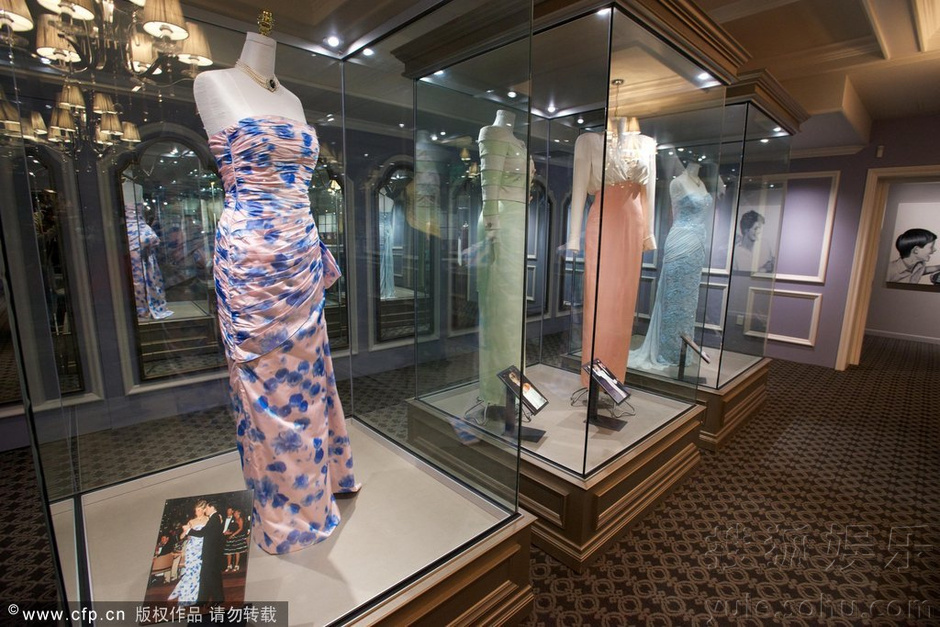 戴安娜王妃私人衣物展英国开展 引民众争相参观