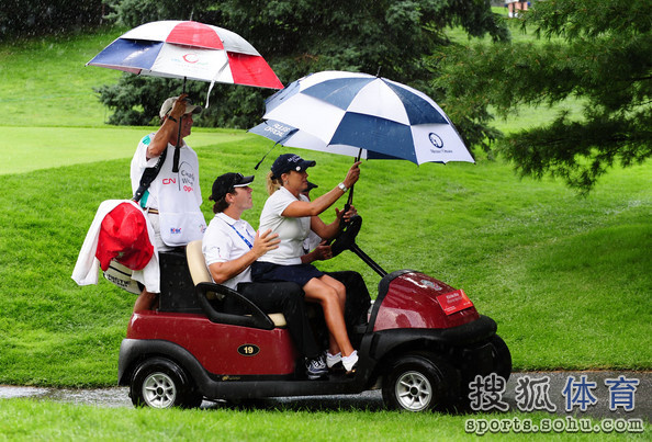 组图:高龄美女科尔升级为母亲 爱子代孕而得5