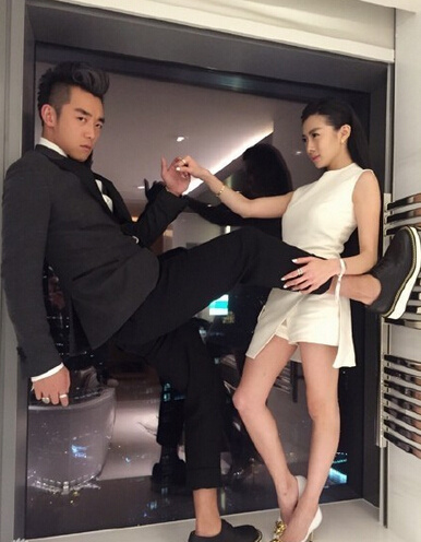 郑恺和女友性感扮酷合影 自侃屎密司夫妇