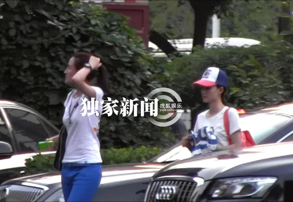 独家:王丽坤素颜相约闺蜜 闷闷不乐心事重