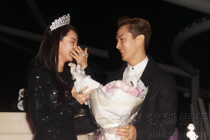 戚薇庆生女王装惊艳 与李承铉甜蜜热吻(组图)-