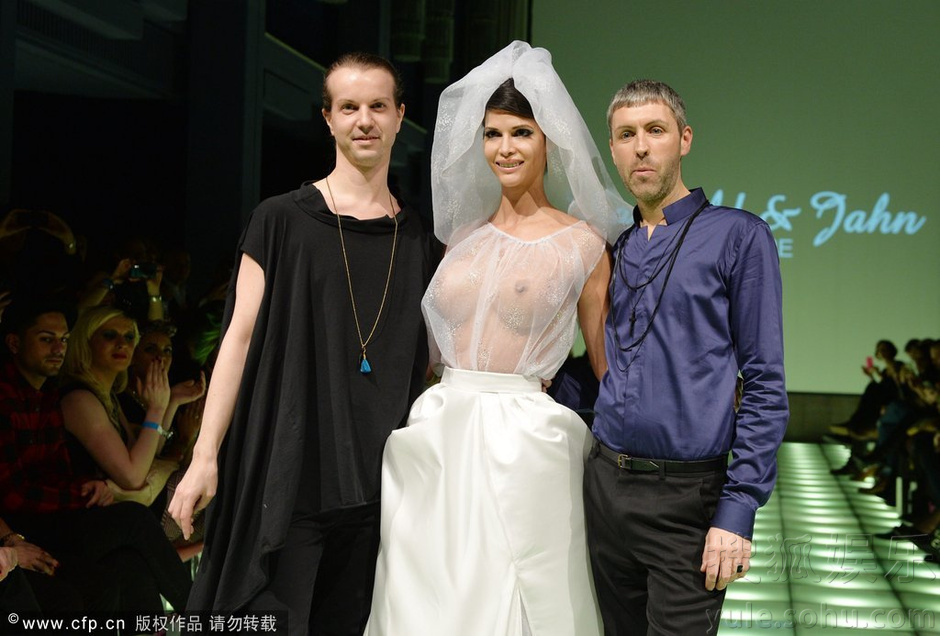 足球宝贝米开拉助阵时装周  透视 装双峰尽露62