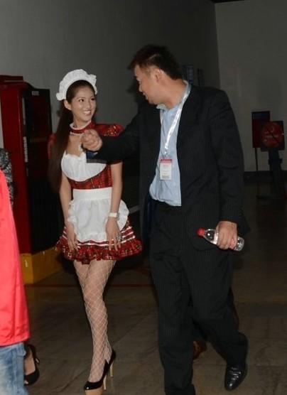 日本女星麻生希<em>女仆</em>装亮相 遭<em>贴身</em>助理狂瞄49