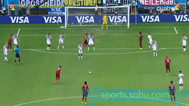 gif图:盘点搞笑定位球 穆勒滑倒鲁尼被草皮坑6847682-2014世界杯图片