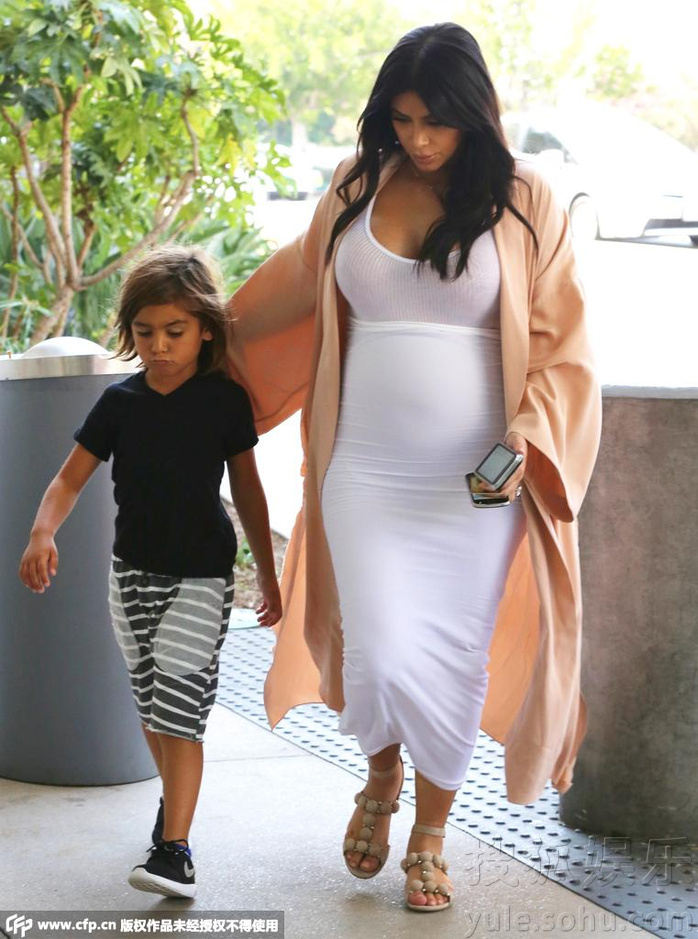 卡戴珊穿平底鞋变乖孕妇陪侄子回家母爱爆棚