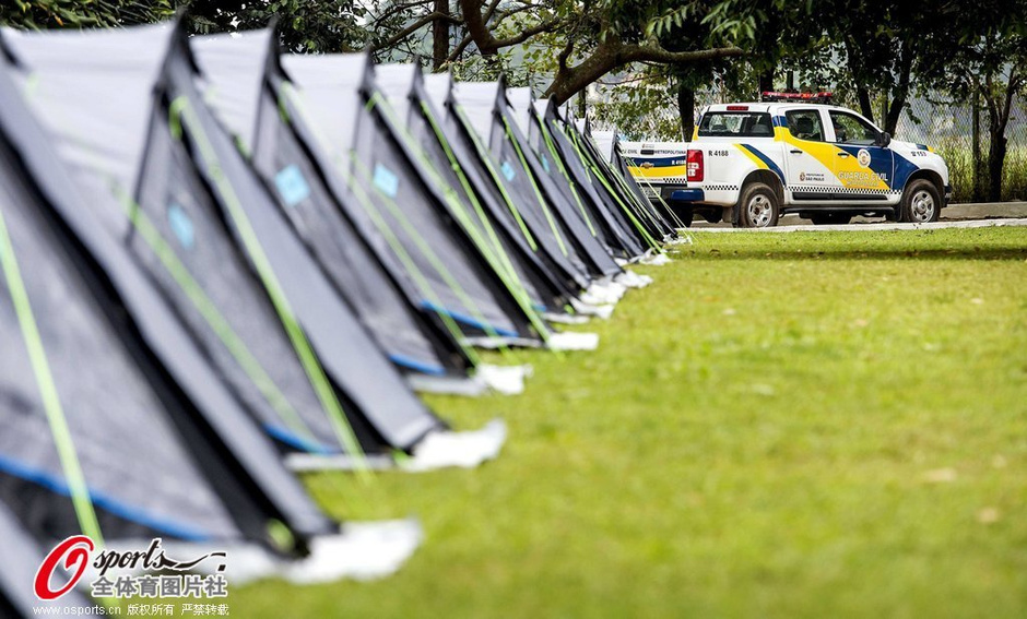 高清图:睡机场+睡沙滩 且看各国球迷凄惨过夜