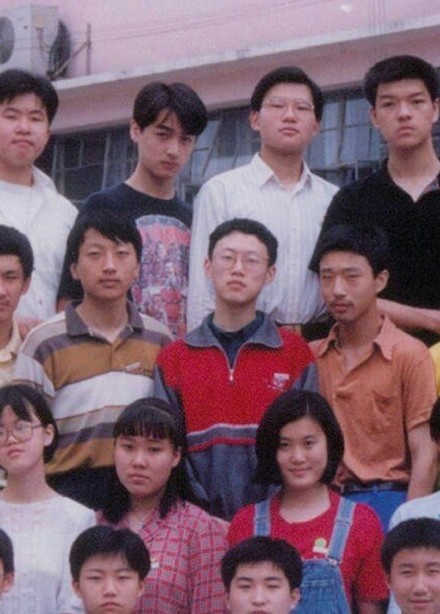 胡歌曝学生青涩照 五官清秀阳光帅气