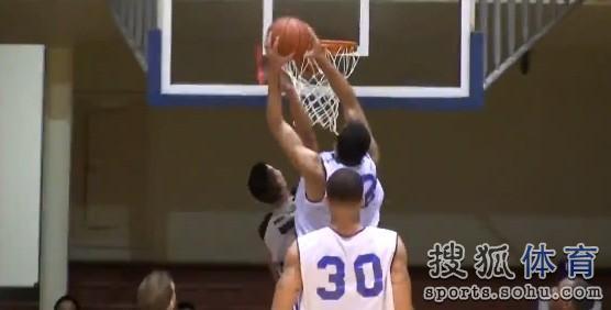 现场:林书豪业余比赛飙45分 惨遭骑扣抱怨裁判