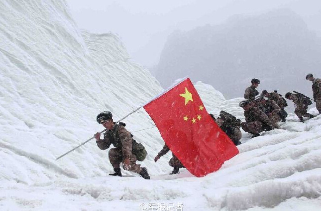 国庆节西藏官兵冰川巡逻 高举五星红旗72005
