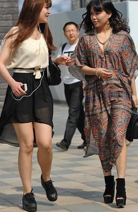 <em>街拍</em>夏日<em>美女</em>似露非露最性感5142486-女人频
